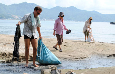 Những ông Tây yêu nước Việt hơn dân Việt