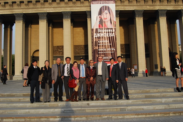 Đoàn cán bộ trường Đại học văn hóa nghệ thuật quân đội sang thăm và làm việc tại nhạc viện Novosibirsk