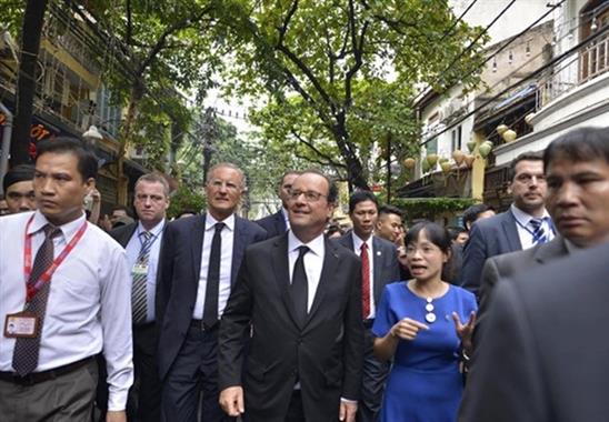 Tổng thống Pháp thích thú nhâm nhi cafe Việt, thăm nhà cổ Hà Nội