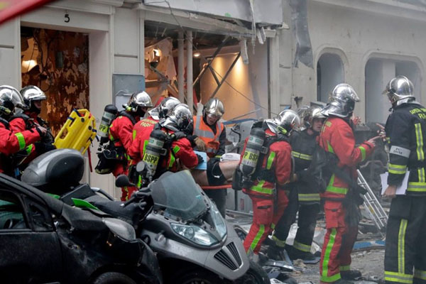 Paris tan hoang sau vụ nổ tiệm bánh khiến 40 người thương vong