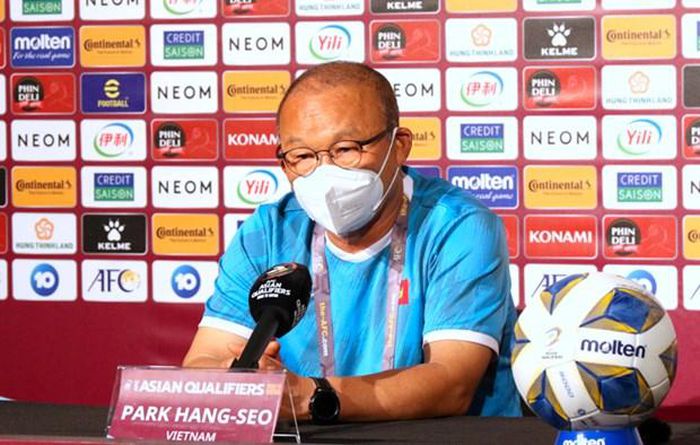 Bị cấm chỉ đạo trận gặp UAE, HLV Park Hang-seo sẽ xử lý ra sao?