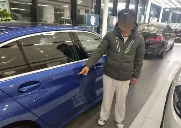 Nam thanh niên cào xước xe BMW trong showroom để bắt bố mua
