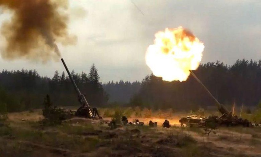 Pháo tự hành Malka của Nga khai hỏa tấn công mục tiêu ở Ukraine
