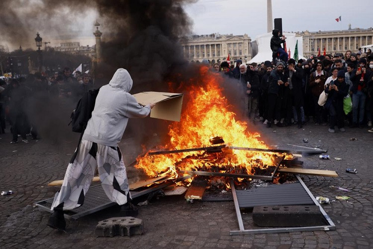 Pháp bắt hơn 850 người trong cuộc biểu tình phản đối tăng tuổi hưu