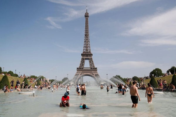 Pháp đóng cửa trường học, tăng giờ mở cửa công viên vì chìm trong “chảo lửa”