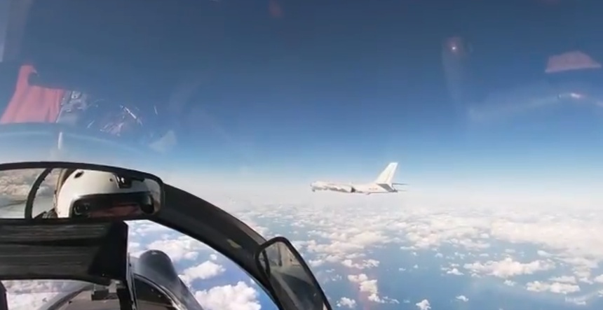 Phi cơ ném bom Trung Quốc lộ điểm yếu khi tuần tra chung với Nga