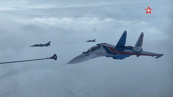 Phi đội 'Hiệp sĩ Nga' thực hiện tiếp nhiên liệu trên không
