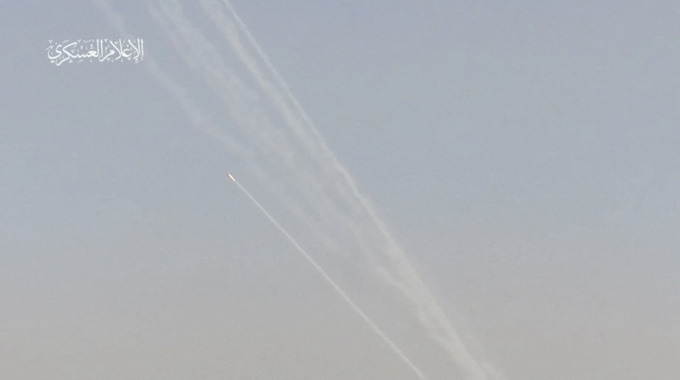 Video Hamas dồn dập phóng tên lửa cỡ lớn từ Gaza tấn công Tel Aviv