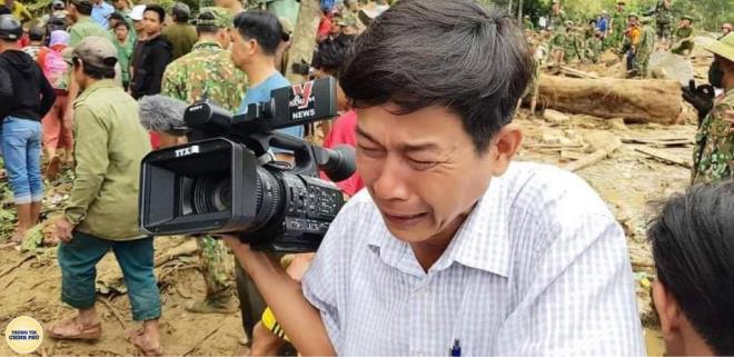 Thắt lòng bức ảnh phóng viên khóc nghẹn khi thi thể em bé Trà Leng được tìm thấy