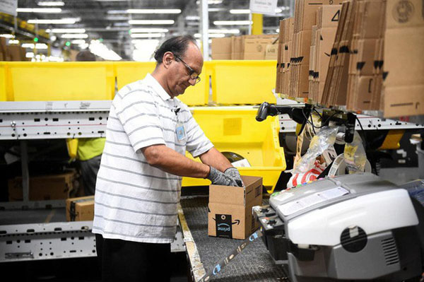 Amazon triển khai máy đóng hàng: nhanh gấp 5 người, 2 máy thay được 24 nhân sự, hoàn vốn sau 2 năm, giá 1 triệu đô/máy