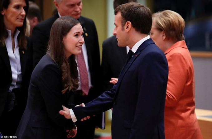 Bất ngờ thái độ Tổng thống Pháp Macron với nữ Thủ tướng xinh đẹp 34 tuổi