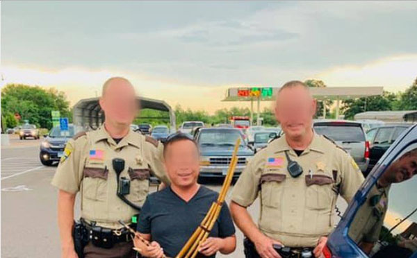 Ông bố Việt sang Mỹ du lịch bất ngờ trở thành “nhân vật nguy hiểm”, cảnh sát ùa đến bao vây vì mang thứ đặc biệt của người H’Mông bị nhầm là súng cỡ đại