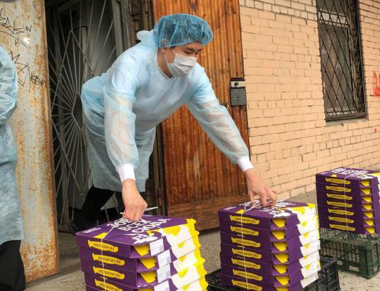 St. Petersburg: Công ty giao hàng Dostaevsky chuyển 500 kg Pizza cho hơn 700 sinh viên bị cách ly