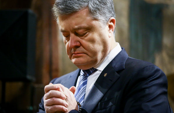 Cựu Tổng thống Ukraine Poroshenko rút 34 triệu USD tiền mặt