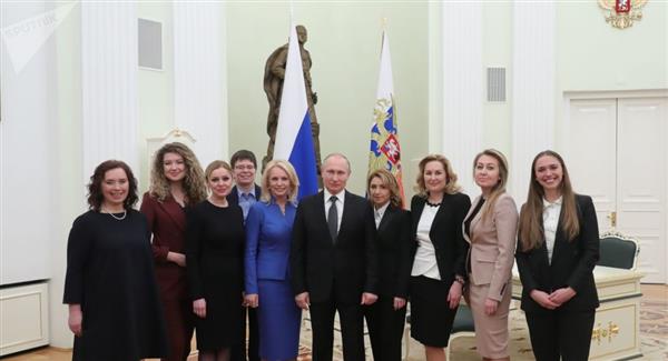 Putin khiến các nữ sinh bật cười vì hài hước