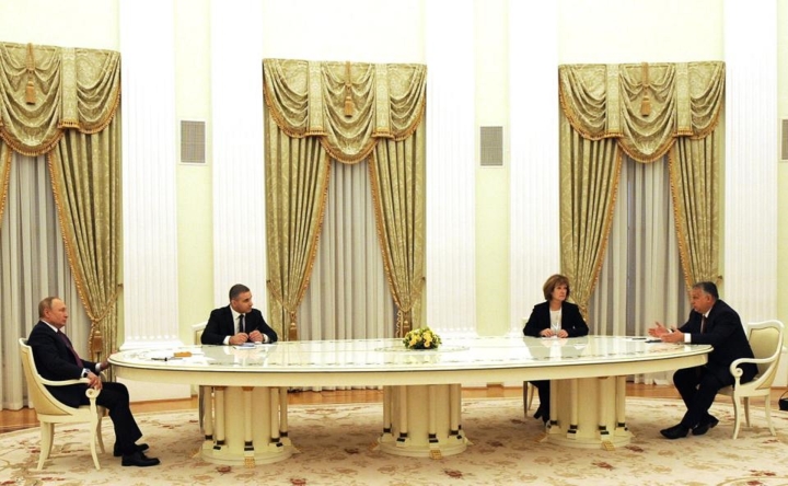 Chuyện chưa kể về chiếc bàn ''siêu dài'' đón các nguyên thủ của Tổng thống Putin