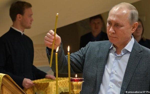 Hình ảnh Tổng thống Nga Putin thắp nến dự Giáng sinh Chính thống giáo