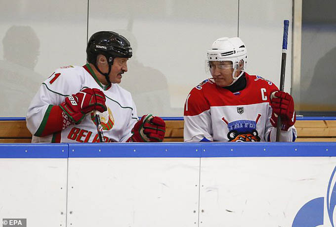 Tổng thống Nga và người đồng cấp Belarus giao đấu khúc côn cầu