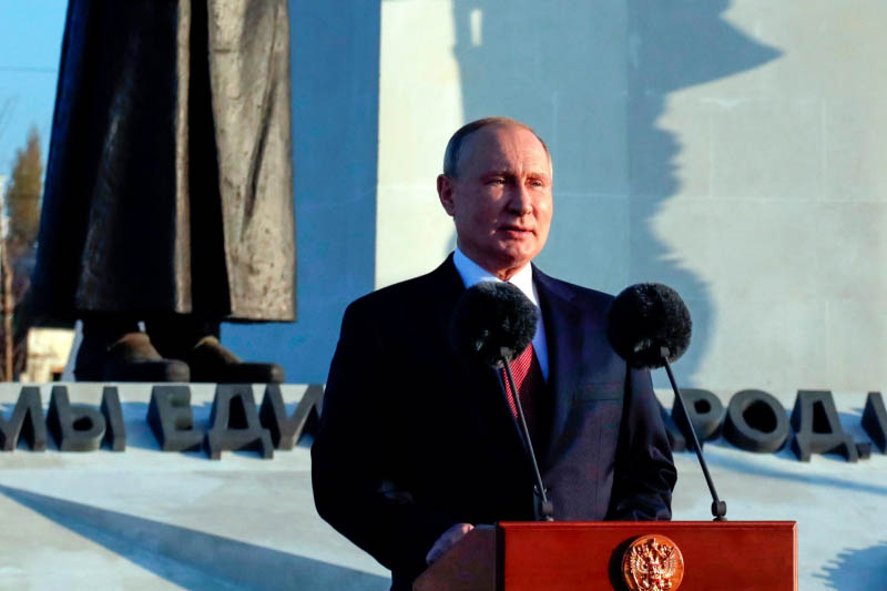 Ông Putin đến Crimea một mình, khẳng định mãi thuộc về Nga
