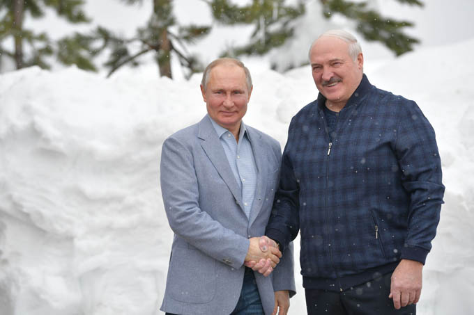 Cận cảnh ông Putin và ông Lukashenko trượt tuyết ở Sochi