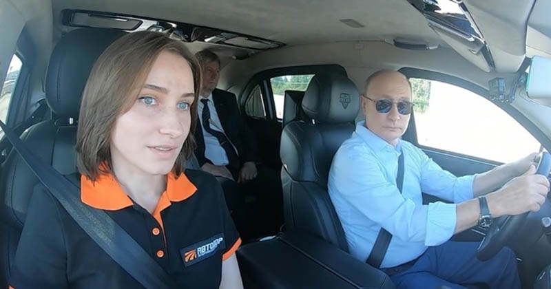 Ông Putin gây sốt với màn lái siêu xe: Bất ngờ danh tính 