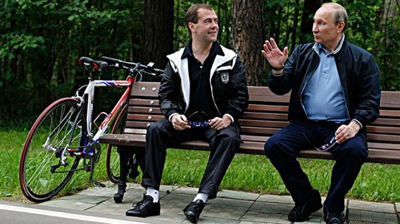 Thủ tướng Nga Medvedev: Không lý gì cạnh tranh với ông Putin