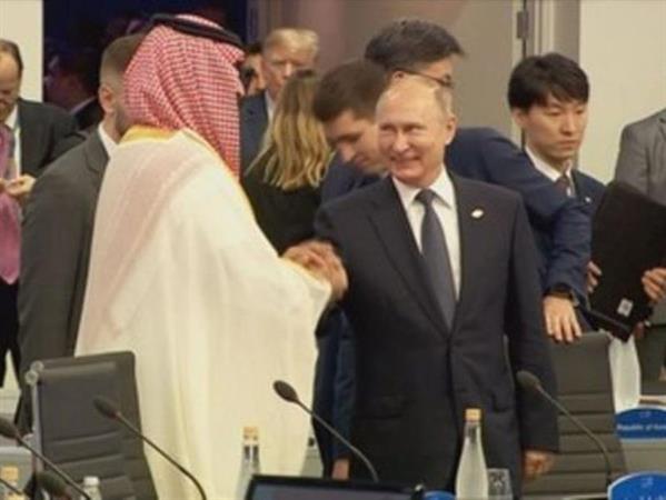 Lý do ông Putin có màn chào hỏi 'lạ' với thái tử Saudi Arabia