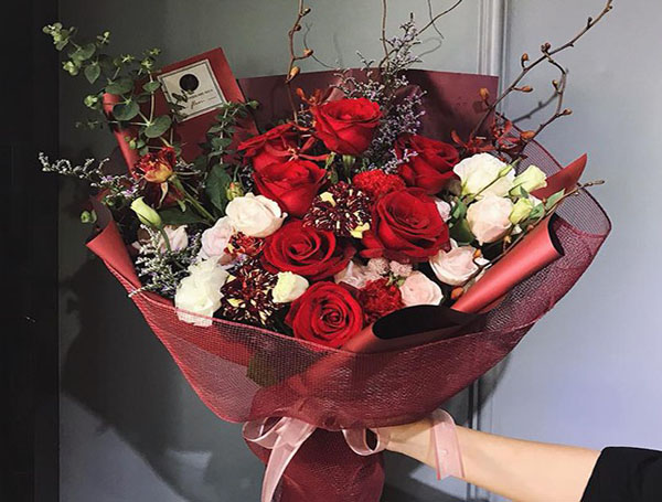 [ẢNH] Khác biệt thú vị giữa quà tặng 20-11 xưa và nay