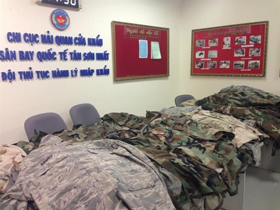 Bắt giữ 100 bộ quân phục Mỹ vận chuyển trái phép qua hàng không