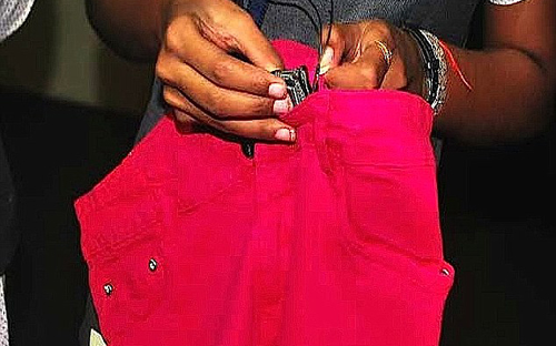 Quần bò chống hiếp dâm do phụ nữ Ấn Độ tự thiết kế