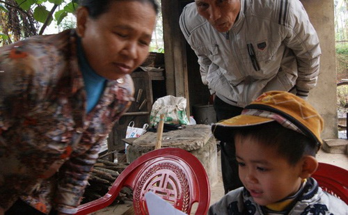 Kỳ lạ cháu bé vừa biết nói đã biết đọc ở Quảng Bình