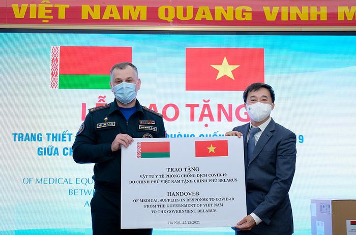 Việt Nam và Belarus trao tặng trang thiết bị phòng chống dịch COVID-19