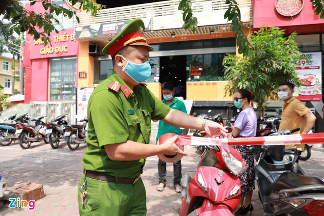 Phong tỏa quán pizza có ca nghi nhiễm Covid-19 ở Hà Nội