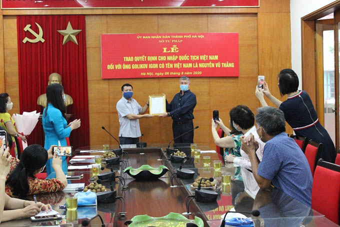 Trao quyết định cho nhập quốc tịch Việt Nam đối với một người Liên bang Nga
