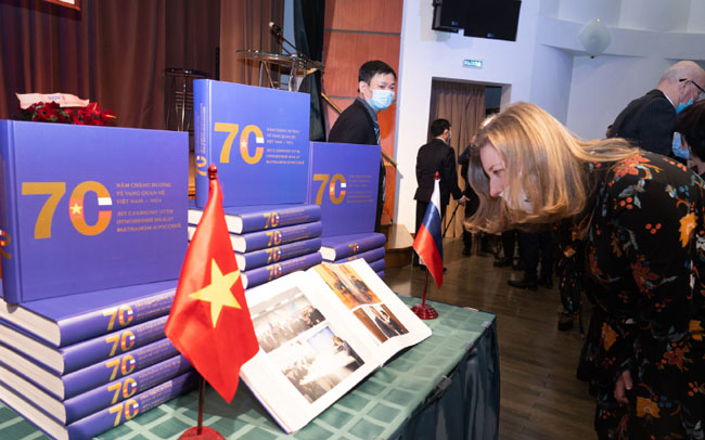 Đại sứ Ngô Đức Mạnh ra mắt sách kỷ niệm ''70 năm chặng đường vẻ vang quan hệ Việt Nam - LB Nga''