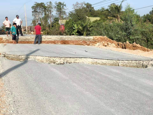 Ớn lạnh con đường gần 100 tỉ đang làm bất ngờ bị xẻ làm đôi