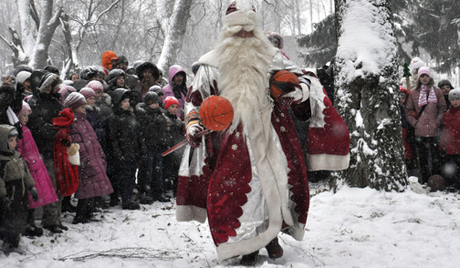 Trẻ em Nga, Belarus và Việt Nam đến thăm Ông già Tuyết