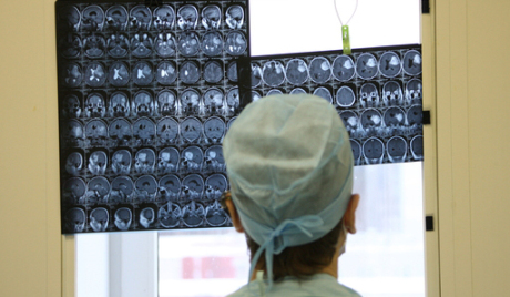 Bác sĩ Nga tặng em thơ những âm thanh cuộc sống