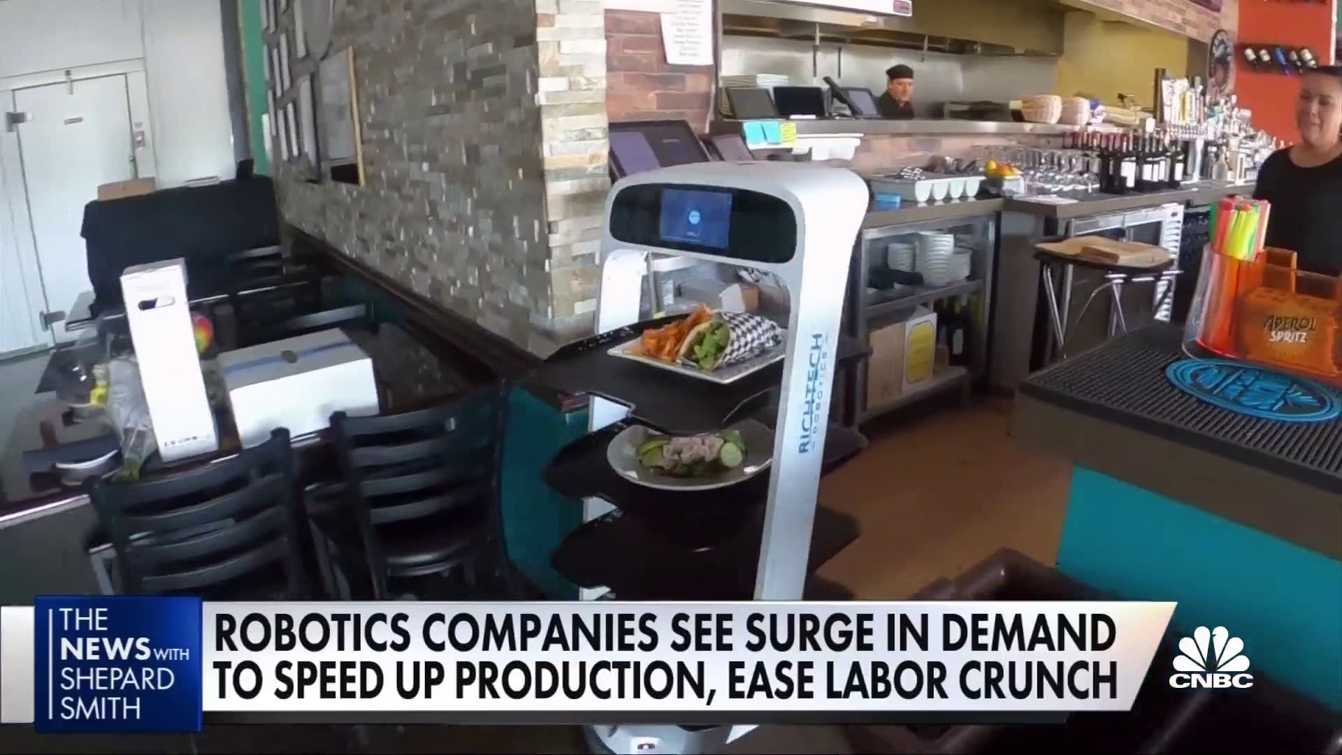 Thiếu lao động trầm trọng, nhiều nhà hàng phải dùng robot để phục vụ