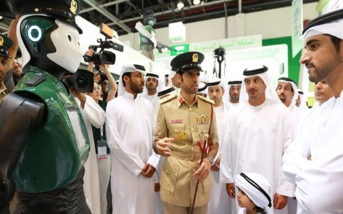 Robot cảnh sát đầu tiên trên thế giới ra mắt tại Dubai