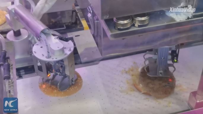 Robot ở Trung Quốc làm bánh burger trong 20 giây