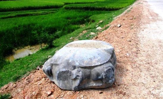Nghệ An: Phát hiện cổ vật hình rùa bằng đá quý hiếm bên vệ đường