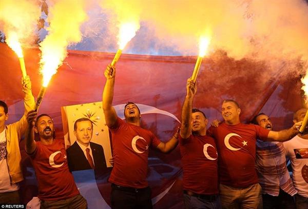 Ảnh: Người dân Thổ Nhĩ Kỳ hân hoan sau chiến thắng của ông Erdogan