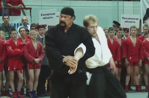 Tài tử võ thuật Hollywood hạ gục 2 võ sĩ Sambo