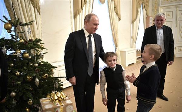 Tổng thống Putin đích thân làm tài xế, biến ước mơ của cậu bé mắc bệnh xương thủy tinh thành hiện thực