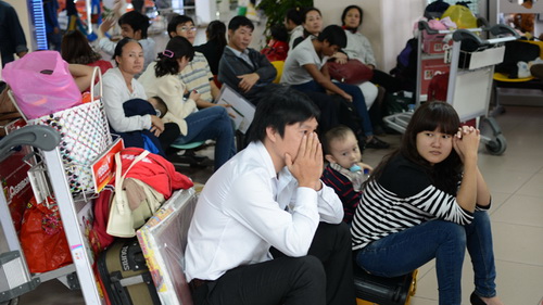 Sân bay chật cứng, trễ một phút không được đi