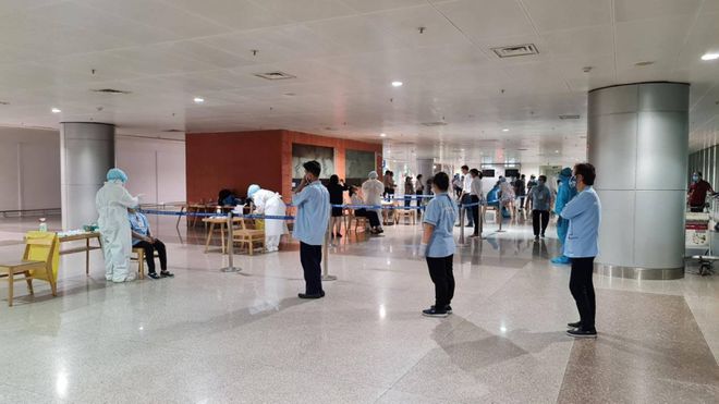 21 y, bác sĩ là F1 của nhân viên sân bay Tân Sơn Nhất nhiễm Covid-19