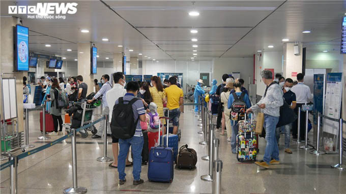Ảnh: Sân bay Tân Sơn Nhất lấy lại không khí nhộn nhịp sau 1 tháng mở cửa