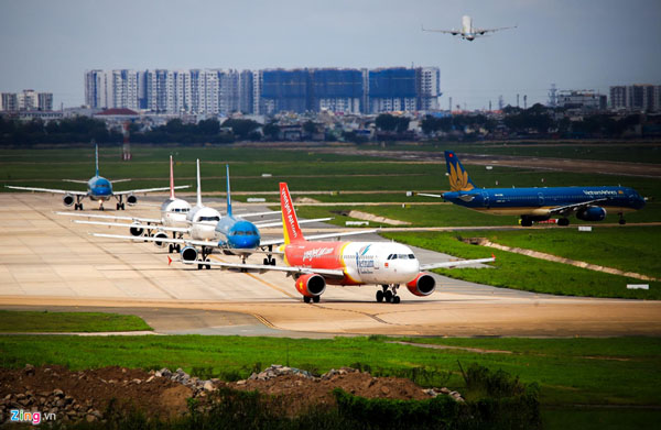Sân bay Tân Sơn Nhất bên ngoài kẹt xe, bên trong kẹt máy bay