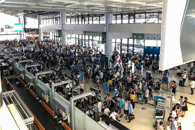 CLIP: Hành khách đông nghẹt, vật vờ chờ đợi ở sân bay Nội Bài trong mùa du lịch